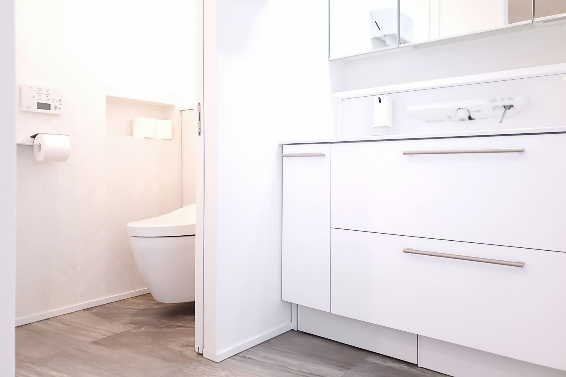 リフォーム後のトイレと洗面台